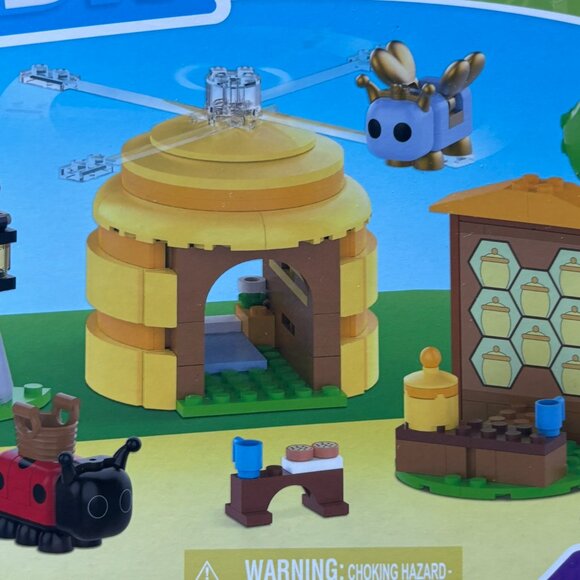 NEW BLDR Adopt Me! Coffee Shop Inerior with Queen Bee Building Set - 225 Pieces - Picture 8 of 13